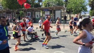 İzmir'de 8 bin sporcu koşamayanlar için koştu