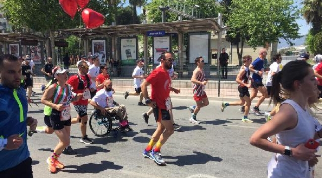 İzmir'de 8 bin sporcu koşamayanlar için koştu