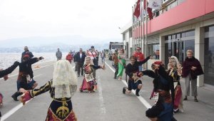 İzmir'de 'Costa Venezia'ya zeybekli karşılama