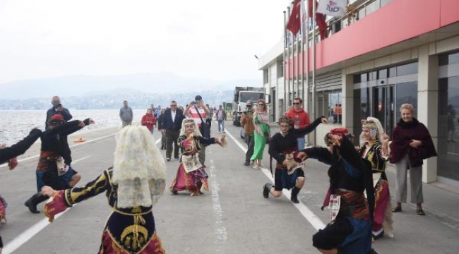 İzmir'de 'Costa Venezia'ya zeybekli karşılama