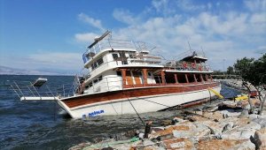 İzmir'de fırtınada tekne yan yattı