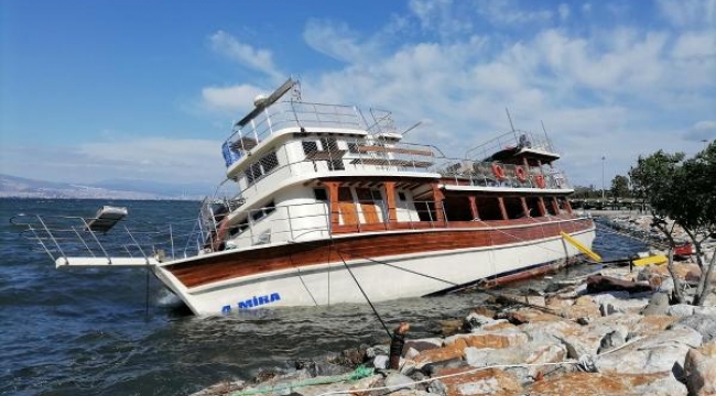 İzmir'de fırtınada tekne yan yattı