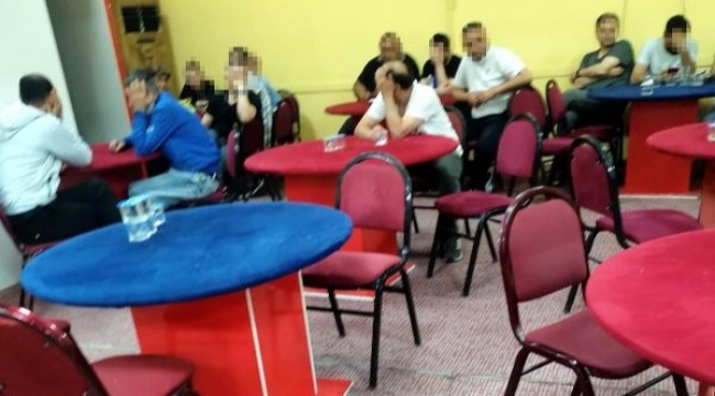 İzmir'de kumar baskını; 104 kişiye ceza