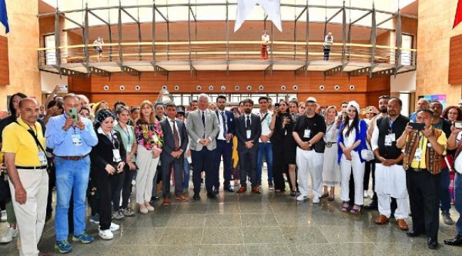 İzmir'de Suluboya Festivali barış mesajlarıyla başladı