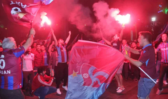 İzmir'de Trabzonspor'un şampiyonluğu coşkuyla kutlandı