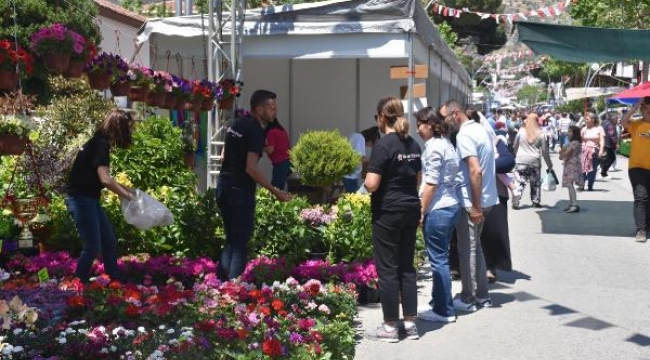 İzmir'in Bayındır ilçesinde 23. Çiçek Festivali başladı