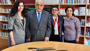 İzmirliler, 100. Yıl Anı Evi için sandıkları açtı