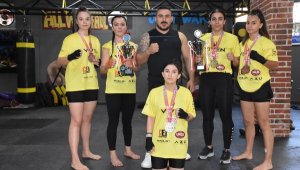 Kadın kick boksçular İzmir'in gururu oldu