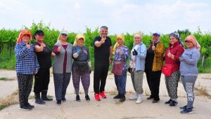 Kadın veliler gündüz üzüm bağında çalışıp, akşamları halı sahada futbol oynuyor