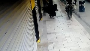 Kaldırımda yürürken başına beton düştü