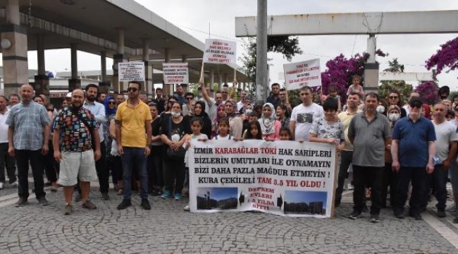 Karabağlar'daki TOKİ hak sahiplerinden basın açıklaması