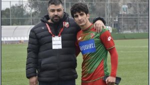 Karşıyaka'da Taha profesyonel oldu