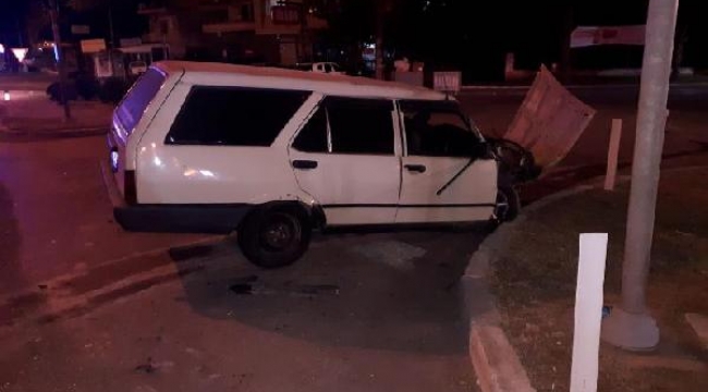 Kavşakta iki otomobil çarpıştı: 8 hafif yaralı 