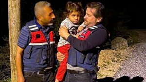 Kaybolan küçük kız, duvar dibinde uyurken bulundu