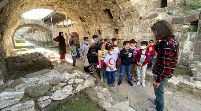 Konaklı çocuklar tarihi öğreniyor, gezegenleri keşfediyor