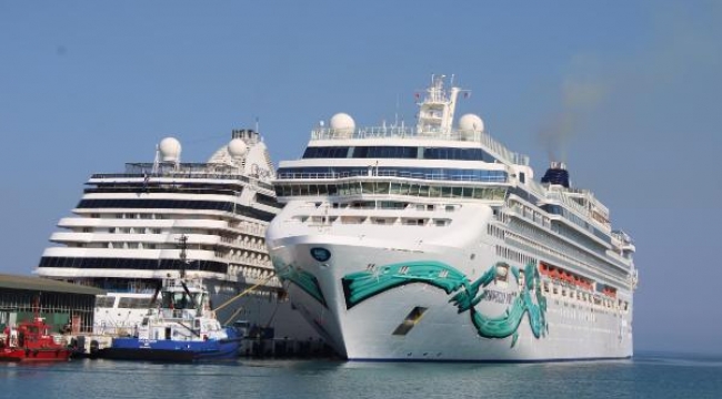 Kuşadası'na dört gemiyle denizden toplam 3 bin 890 turist geldi