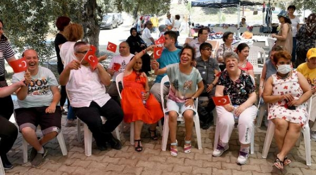 Kuşadası'nda engelliler Bahar Şenliği'nde gönüllerince eğlendi