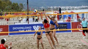 Kuşadası'nda plaj voleybolu heyecanı