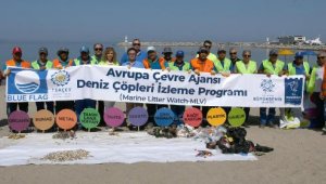 Kuşadası'nda plajlardaki çöpler, izmaritler birer birer toplandı