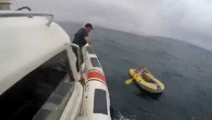 Lastik botla sürüklenirken Sahil Güvenlik kurtardı