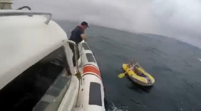 Lastik botla sürüklenirken Sahil Güvenlik kurtardı