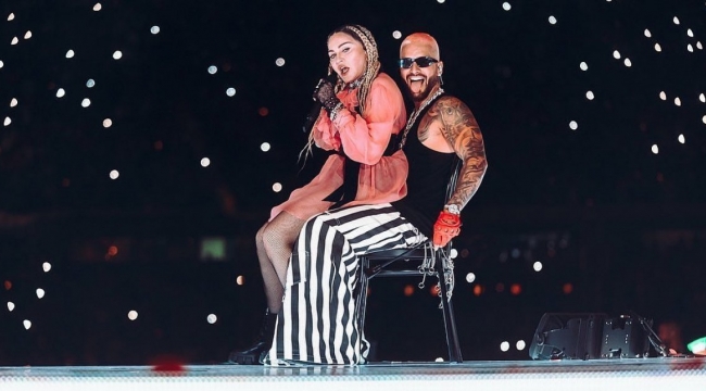 Madonna kucağa oturdu