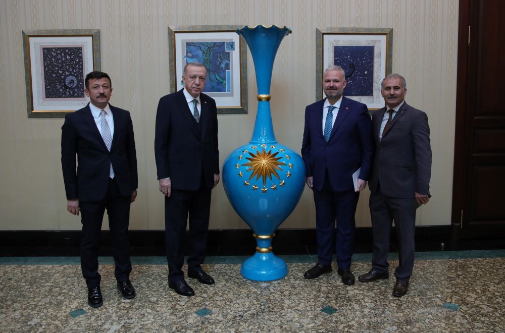 Menemen'den Cumhurbaşkanı Erdoğan'a dev vazo