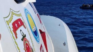 Motor arızası yapan botla sürüklenen 56 kaçak göçmen kurtarıldı