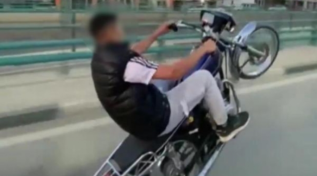 Motosiklet üzerindeki tehlikeli hareketlerini sosyal medyada paylaştı, polis ceza yazdı