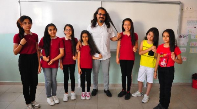 Murat öğretmen uzattığı saçlarını bağışladı