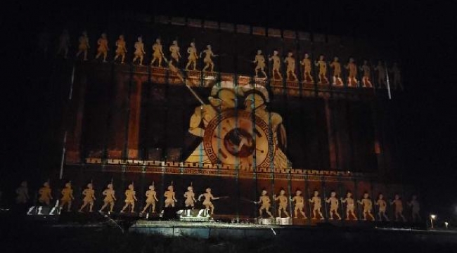 Müze duvarında Troya efsanesi gösterimi 