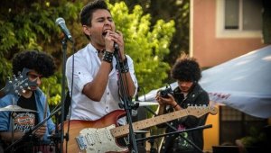 Müzik sayesinde duymaya başladı!