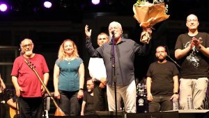 Onur Akın Narlıdere'de sahneye çıktı