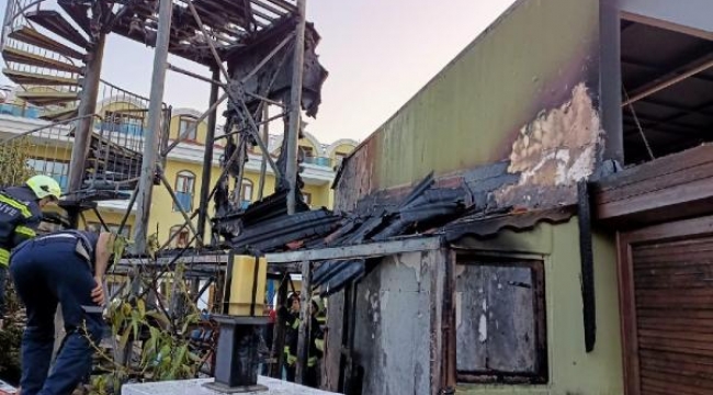 Otelin su kaydırağında çıkan yangın paniğe neden oldu