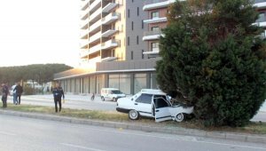 Otomobil Refüjde Ağaca Çarptı; 1 Ölü, 1 Yaralı