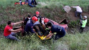 Otomobil uçtu; baba- oğul yaralandı