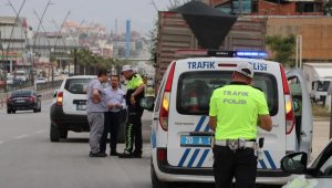 Otomobilin çarptığı polis memuru yaralandı