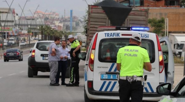 Otomobilin çarptığı polis memuru yaralandı