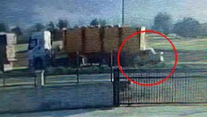 Otomobilin TIR'a çarptığı an! Bir aile yok oldu