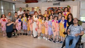 Özel çocuklar, kendi özel hikayelerini tiyatro oyunu olarak sahneledi