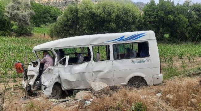 Pazar dönüşü minibüs tarlaya yuvarlandı: 1 ölü, 3 yaralı