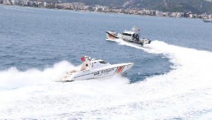 Sahil Güvenlik ekipleri tatbikat düzenledi, öğrenciler seyretti