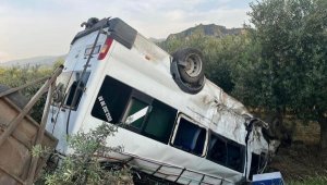 Salihli'de kamyonetle minibüs çarpıştı: 4 yaralı