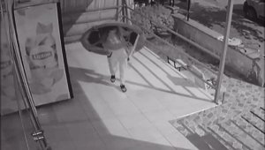 Sırtında trambolinle hırsızlık girişimi kamerada