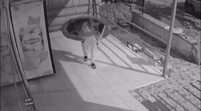 Sırtında trambolinle hırsızlık girişimi kamerada