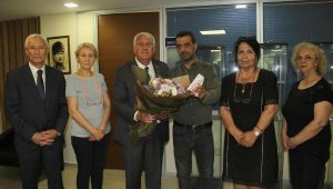 Sokak ortasında darbedilen kadını kurtaran taksici ödüllendirildi