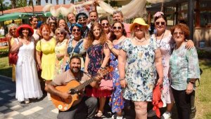 Süslü Kadınlar'dan Kuşadası'nda tanışma partisi