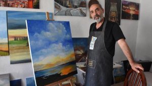 Tablolarının geliriyle hasta çocuklara destek oluyor