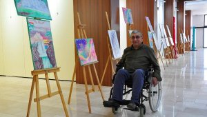 Tekerlekli sandalyede çizdiği resimleri sergileyerek hayalini gerçekleştirdi