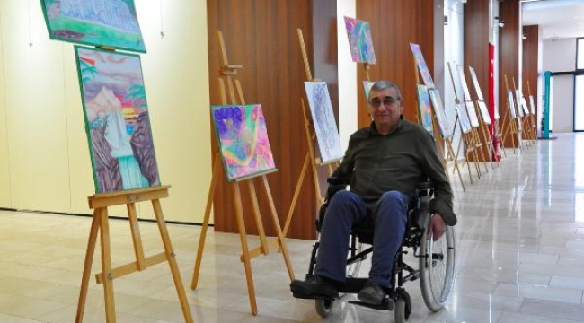 Tekerlekli sandalyede çizdiği resimleri sergileyerek hayalini gerçekleştirdi